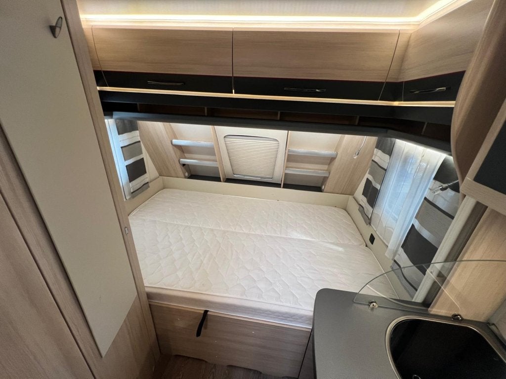 Hobby De Luxe Edition Silver 440 SF Mover, Fietsenrek, Luife, Hobby, Bedrijf, Treinzit, Schokbreker
