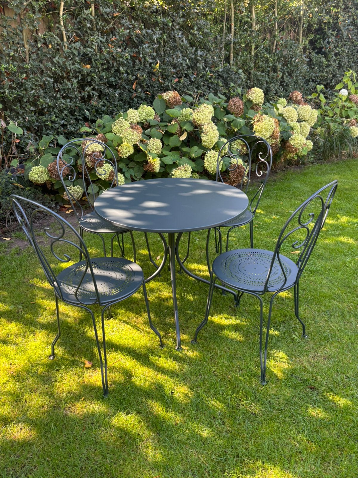 4x Fermob Montmartre 1900 & Opera tafel ø79cm, Ophalen, Zo goed als nieuw, Tuinset, Eettafel