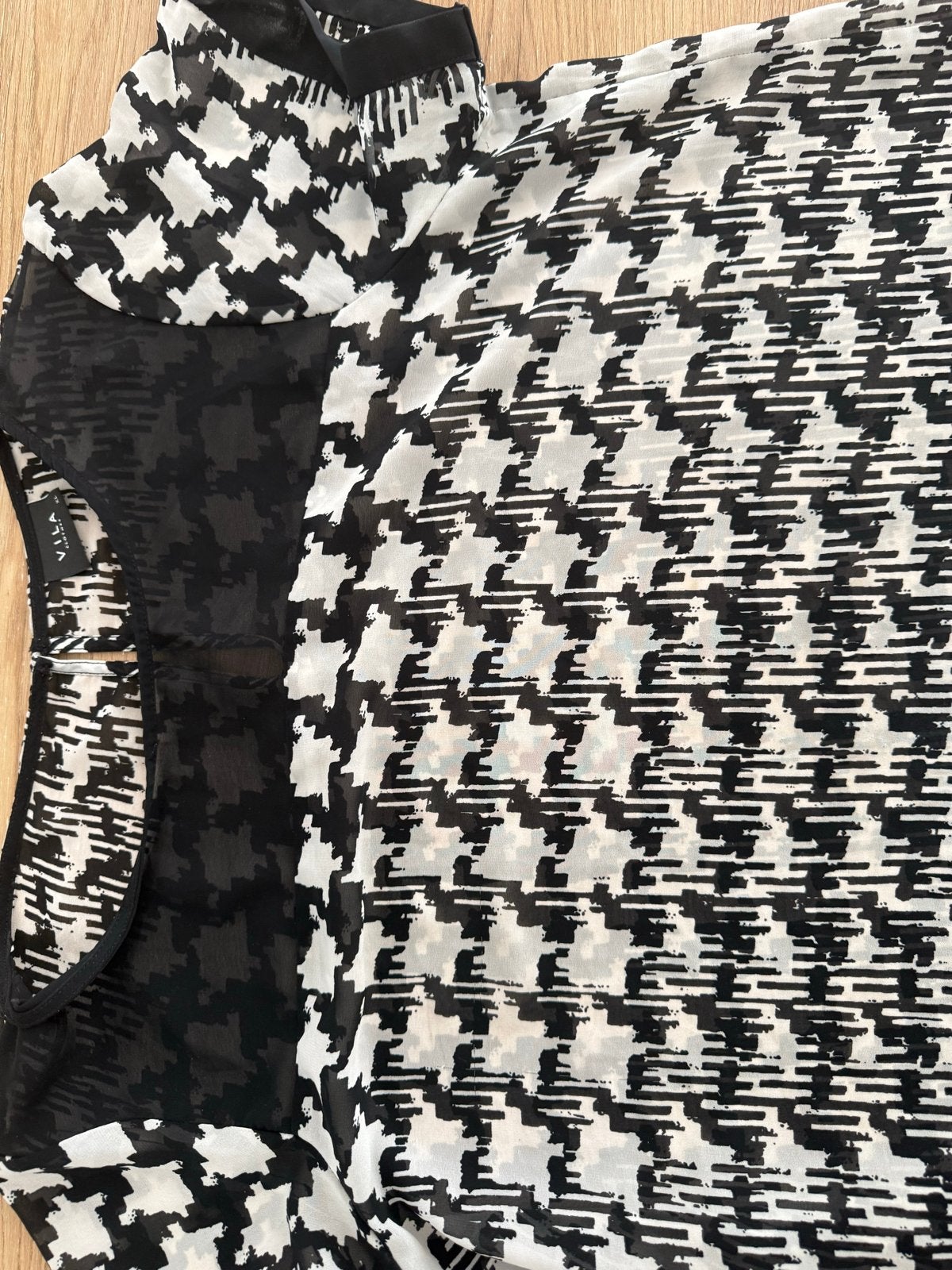 Zwart-witte blouse met pied-de-poule print, Maat 38/40 (M), Zwart, Ophalen of Verzenden, Zo goed als nieuw