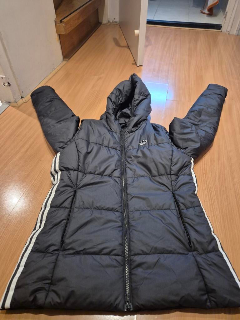 Adidas gewatteerde jas met capuchon - Maat m, Kleding | Dames, Jassen | Winter, Gedragen, Maat 38/40 (M), Zwart, Ophalen of Verzenden