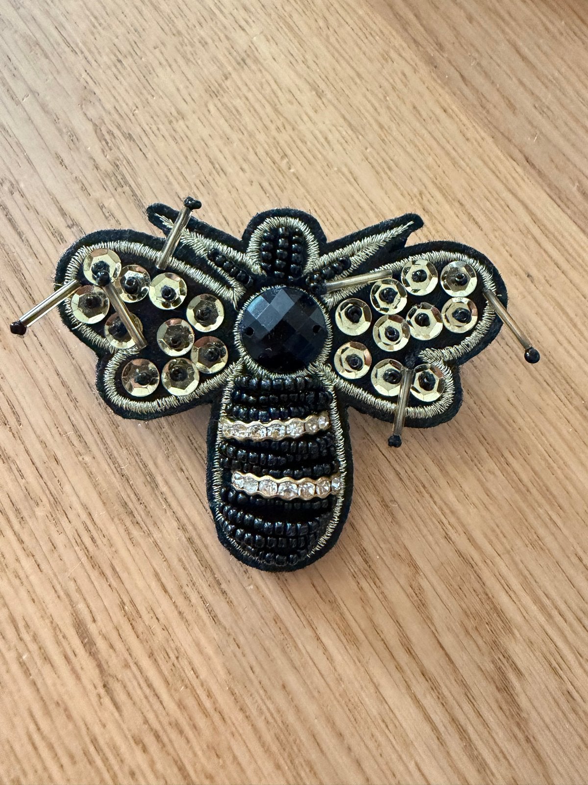 Mooie handgemaakte broche in de vorm van een bij, Sieraden, Tassen en Uiterlijk, Broches, Overige materialen, 4 tot 7 cm, Zwart