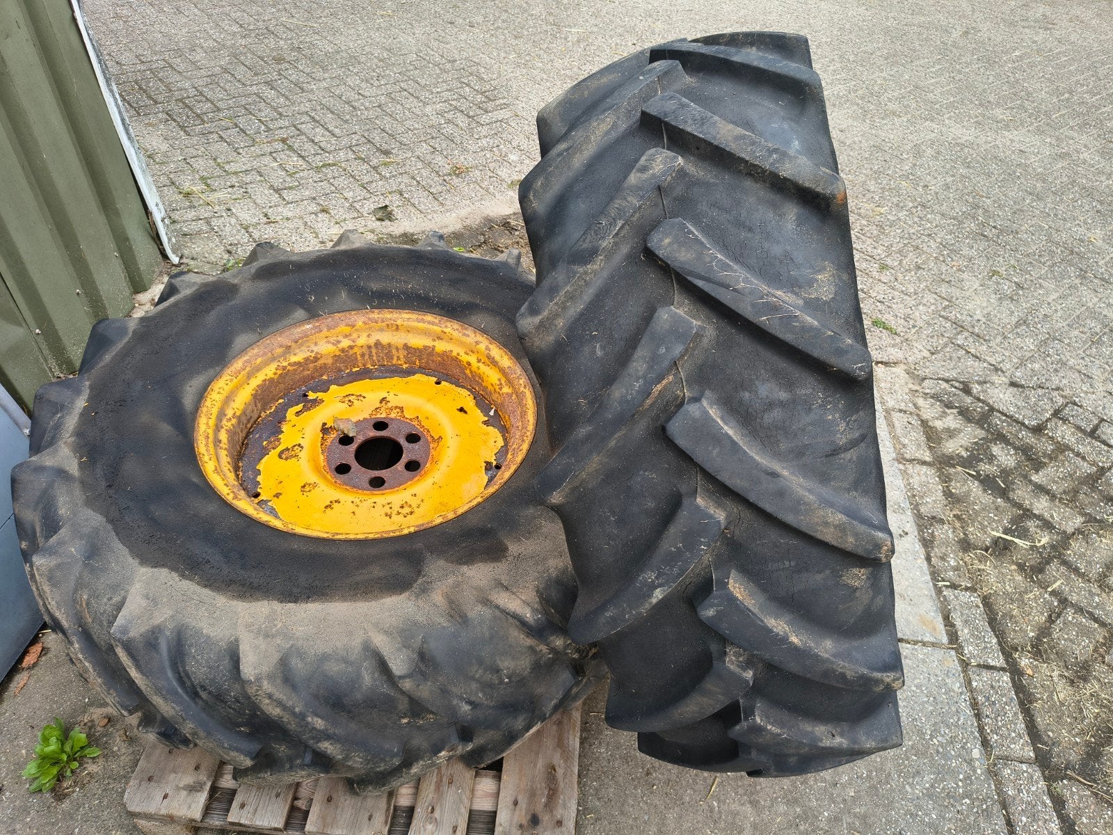 2x Velg met Kleber Super Tracsol banden 16.9 R24, Ophalen