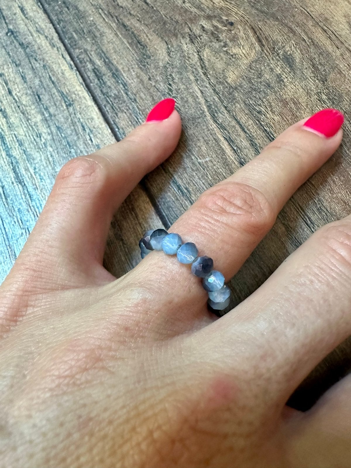 Ring van licht en donker blauwe kralen (Nieuw!), Sieraden, Tassen en Uiterlijk, Ringen, Ophalen of Verzenden, Nieuw, Blauw, Dame