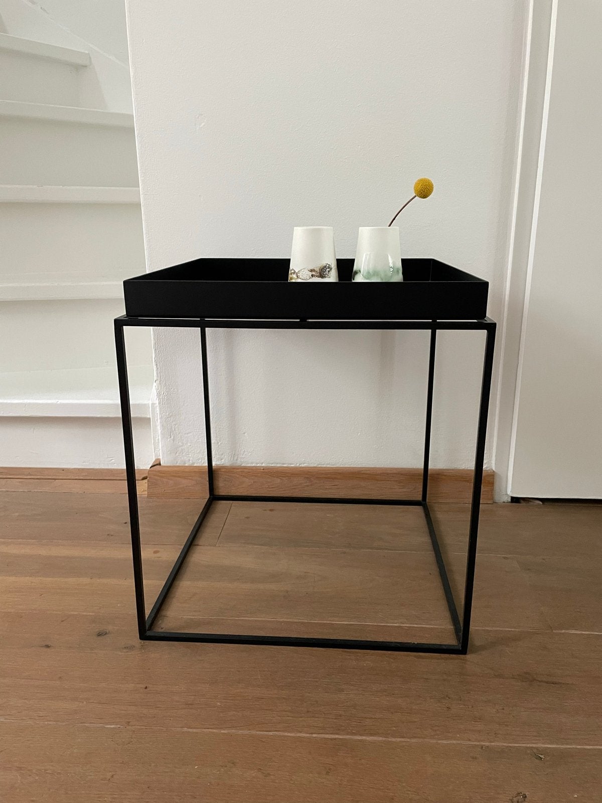 Zwarte bijzettafel met dienblad - Hay 40 bij 40 cm, 45 tot 60 cm, Metaal of Aluminium, Vierkant, Zo goed als nieuw