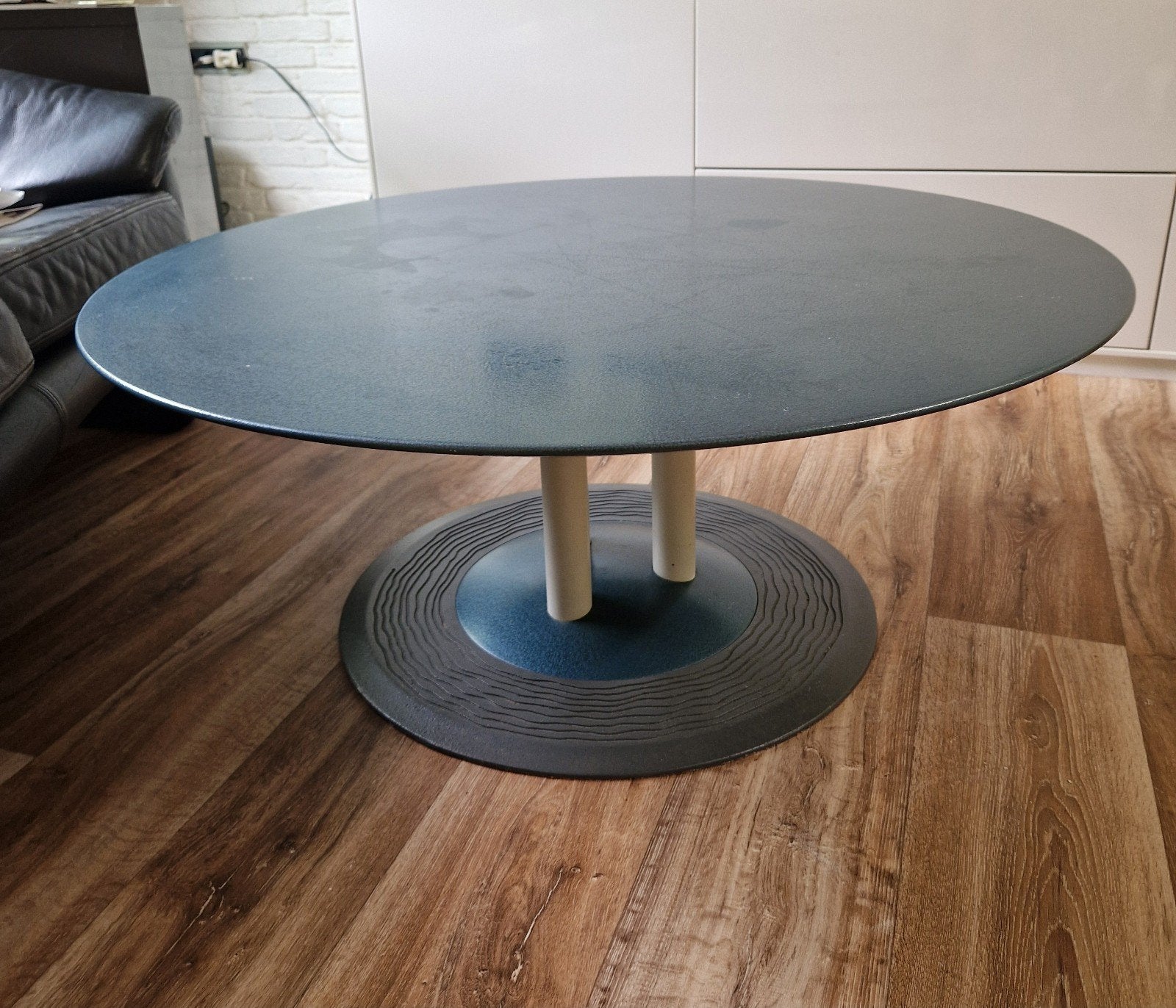 Leolux Trias ronde salontafel, groen-grijzig blad, Ophalen, Gebruikt