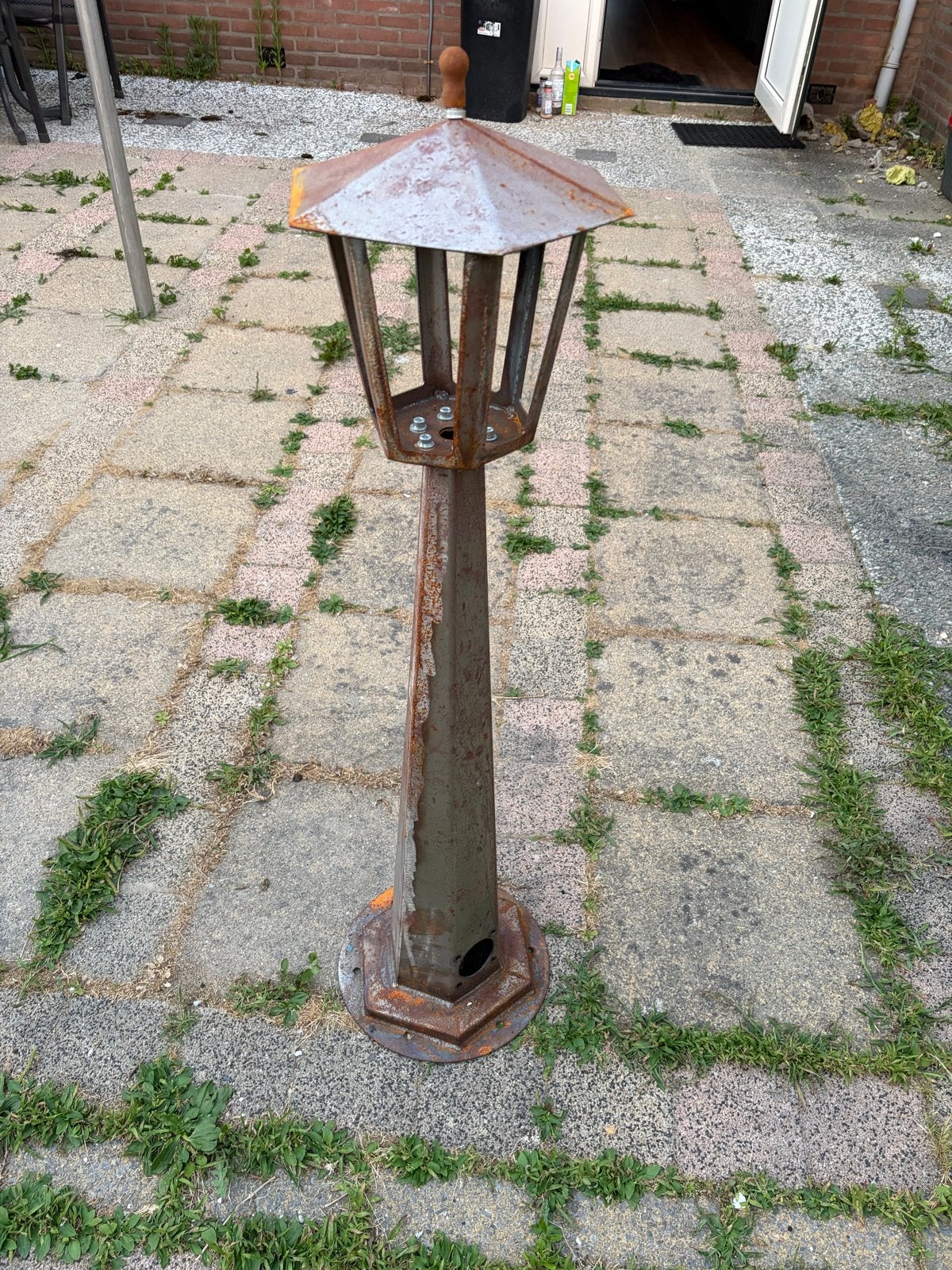 Oude roestige tuinlamp / lantaarnpaal, Ophalen