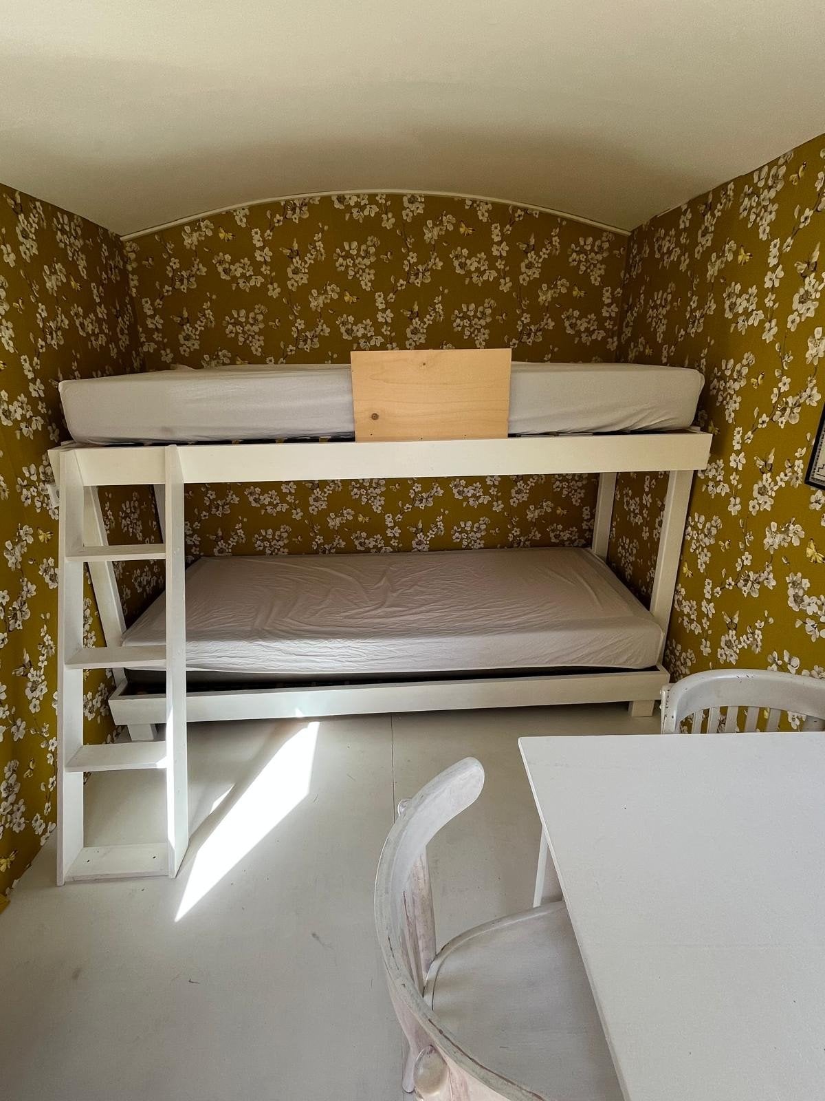 Stevig wit stapelbed met ladder en matrassen, Ophalen, Gebruikt, 90 cm, 160 tot 180 cm