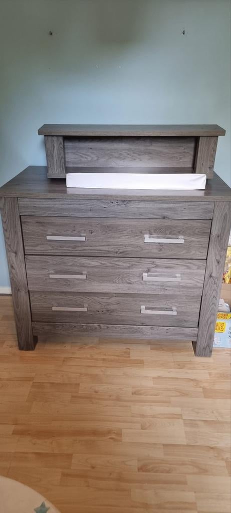 Grijze commode met 3 lades aankleedkussen en bovenplank, Kinderen en Baby's, Kinderkamer | Commodes en Kasten, Ophalen, Gebruikt