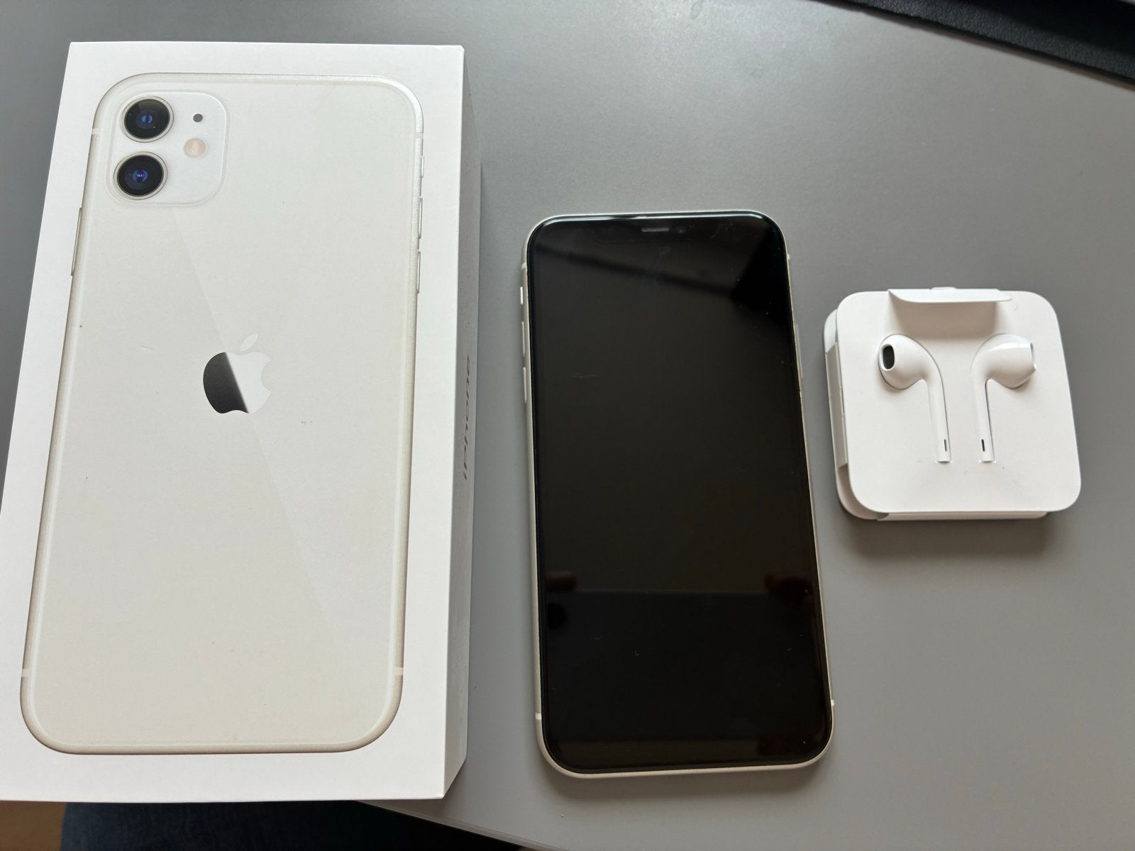 iPhone 11 - Wit - 75% batterij - Incl doos en nieuwe oortjes, Gebruikt, 75 %, Wit, 64 GB