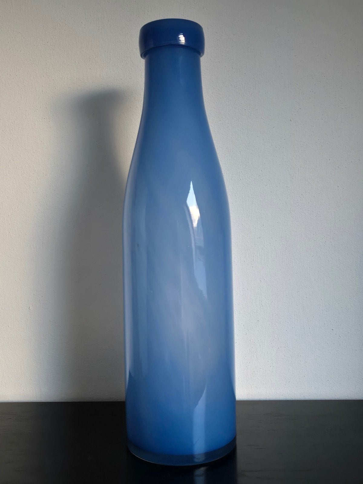 Grote blauwe glazen fles - 50 cm hoog 13 cm doorsnede, Ophalen of Verzenden