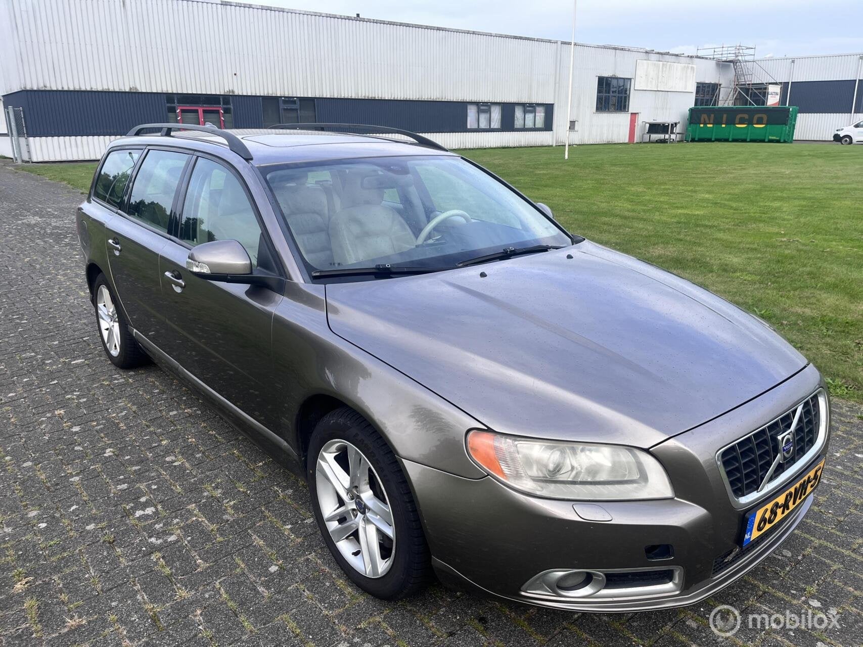 Volvo V70 2.4D Momentum / Leder / Airco / Cruise / Trekhaak, Auto's, Voorwielaandrijving, 15 km/l, 163 pk, Euro 4