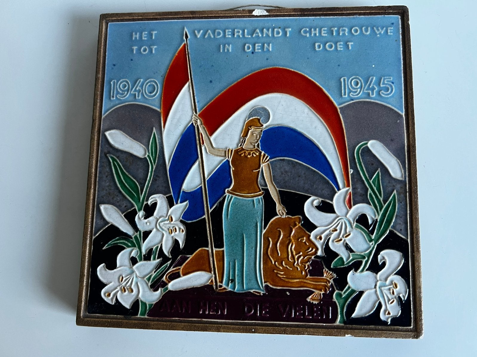 Westraven Fajence Utrecht Cloisonné-tegel WO 2 Herdenking, Antiek en Kunst, Antiek | Wandborden en Tegels, Ophalen of Verzenden