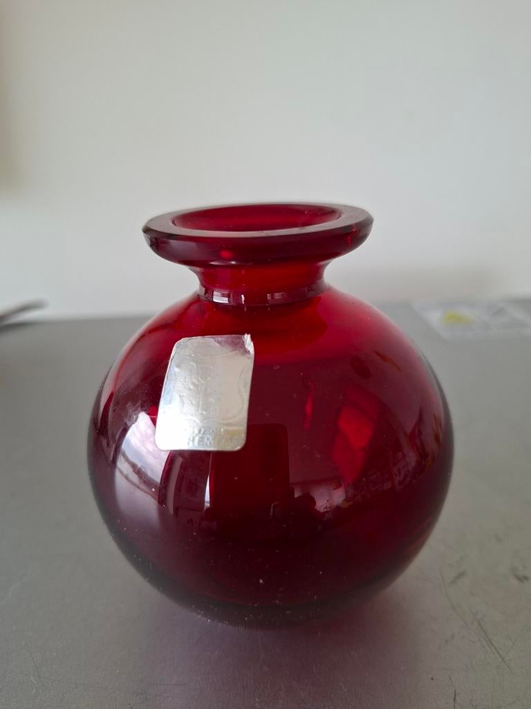 Robijnrood bol vaasje Bohemia, gemerkt A.Rückl & sons, Ophalen of Verzenden, Overige kleuren, Glas, Minder dan 50 cm