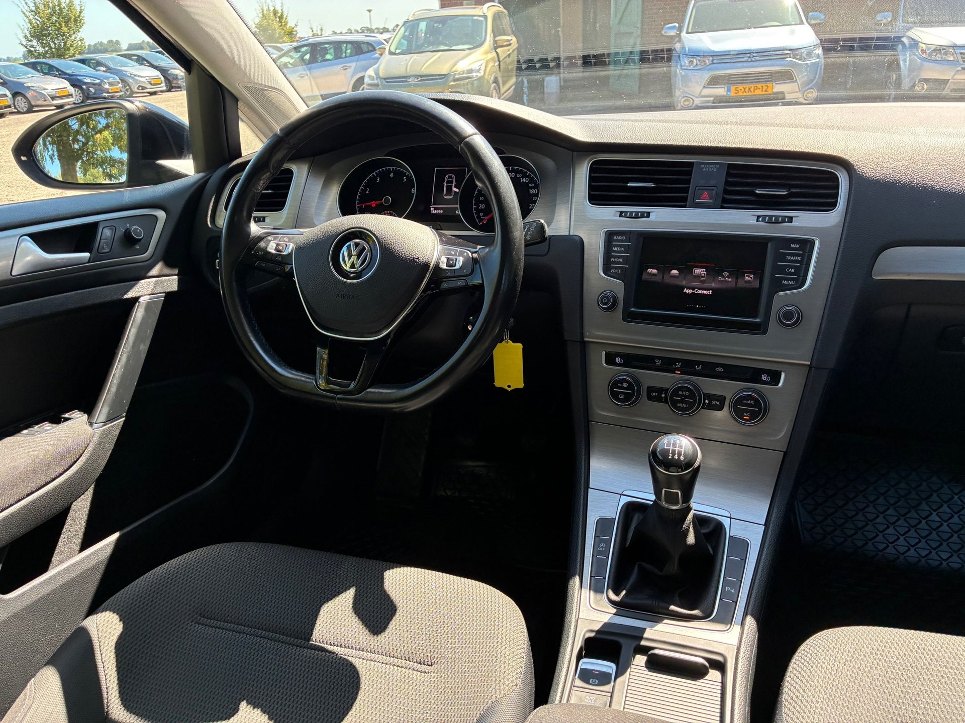Volkswagen Golf 1.0 TSI Comfortline | DAB + Carplay + Navi +, Voorwielaandrijving, Stof, Gebruikt, Origineel Nederlands