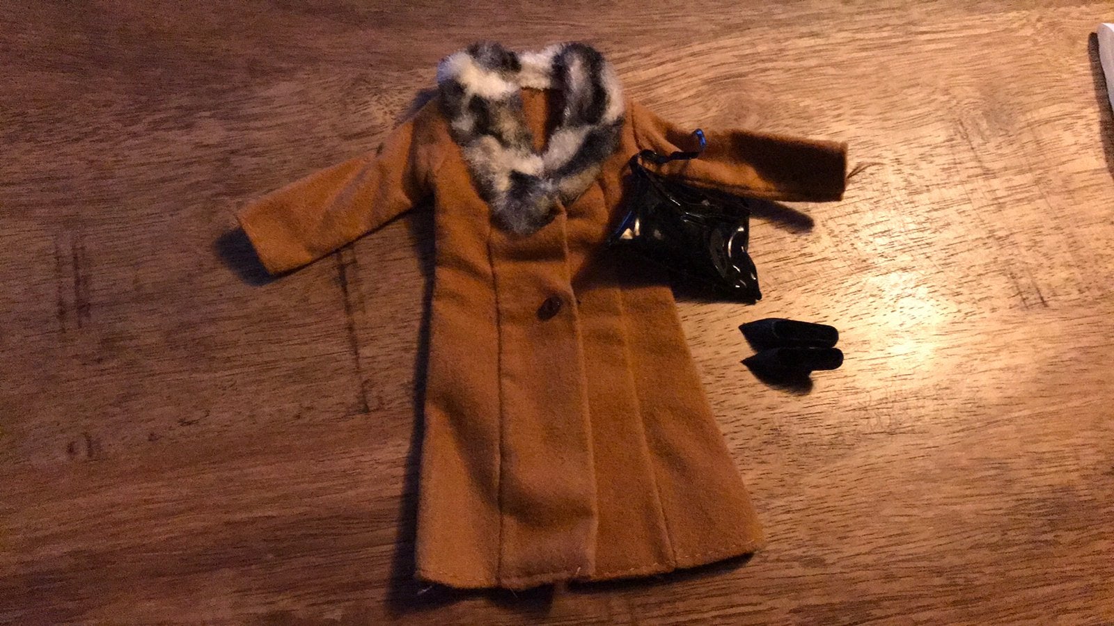 Barbie Camel bontkraag lange jas,zwarte tas ,schoenen €8,50, Ophalen of Verzenden, Gebruikt, Kleertjes