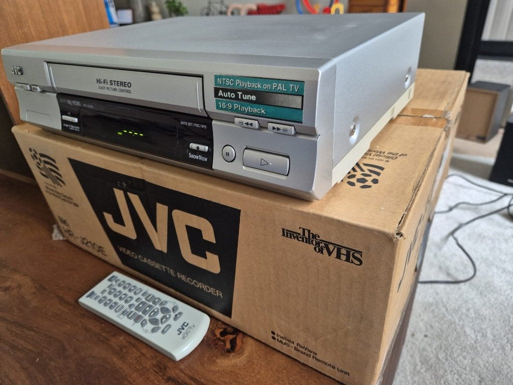 JVC	HR-V505 VHS-videorecorder met afstandsbediening, Ophalen of Verzenden, Zo goed als nieuw, VHS-speler of -recorder