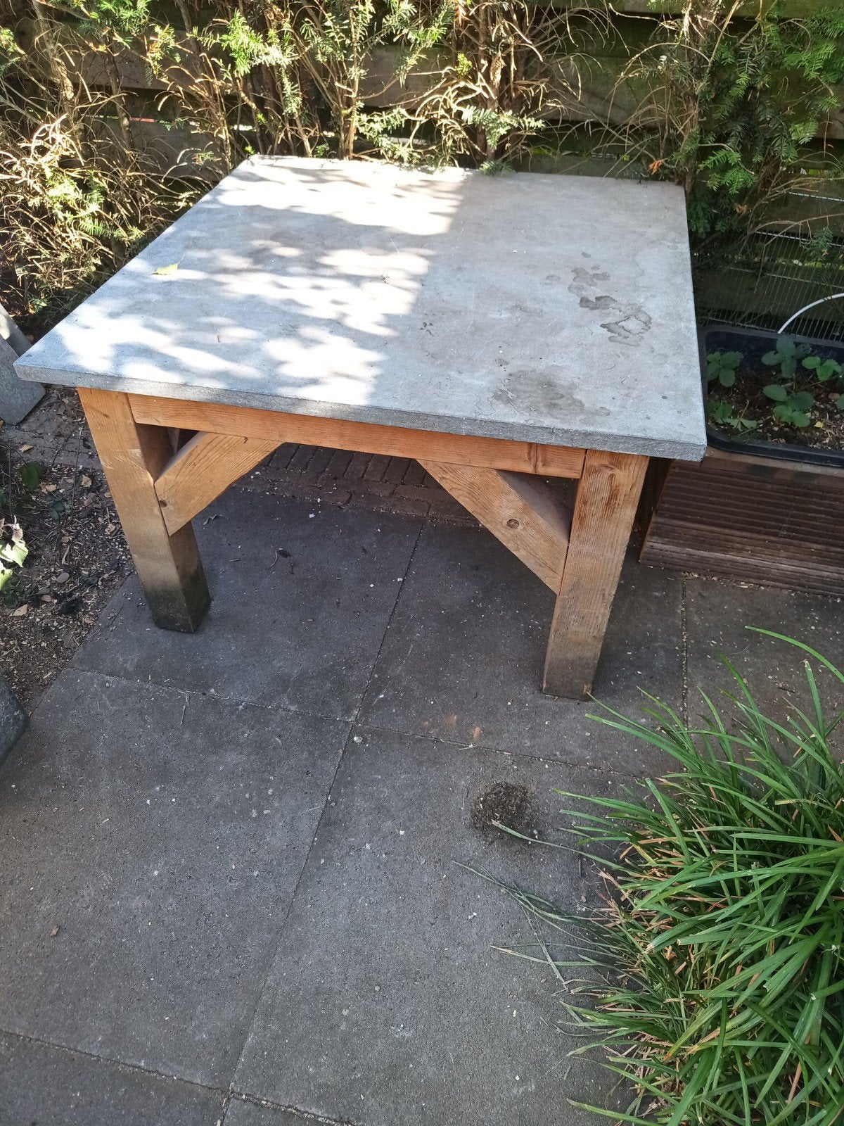 Een zware tuintafel 1meter bij 1meter, Tuin en Terras, Ophalen, Gebruikt, Vierkant, Hout