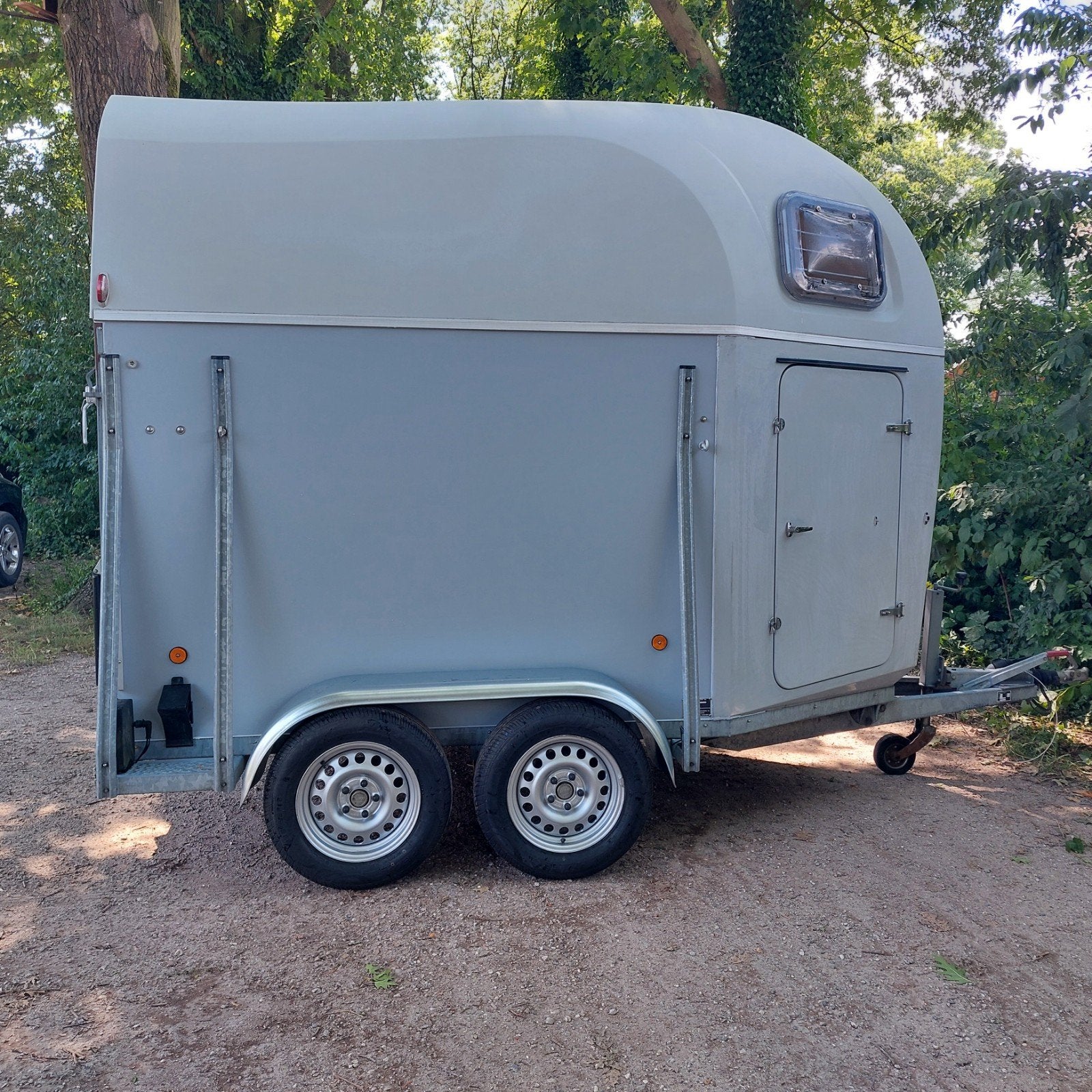 Saris paardentrailer 2 paards met zadelkamer, keurige staat, Dieren en Toebehoren, Paarden en Pony's | Trailers en Aanhangwagens