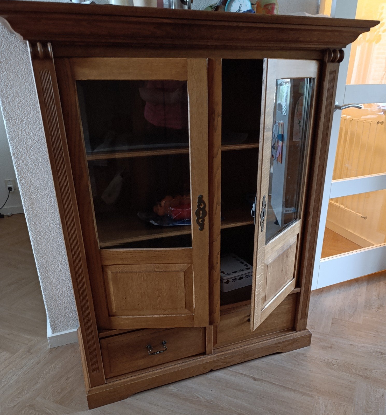 Mooie vitrine kast met  2 lade met sleutel, Ophalen, Gebruikt, 100 tot 150 cm, 100 tot 150 cm