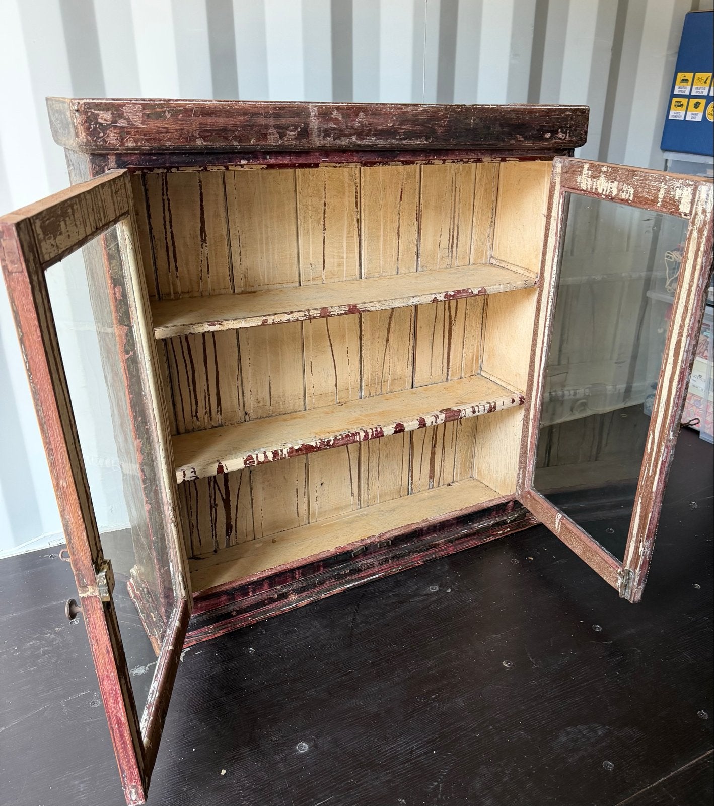 Antieke houten vitrinekast met glazen deuren, Antiek en Kunst, Ophalen