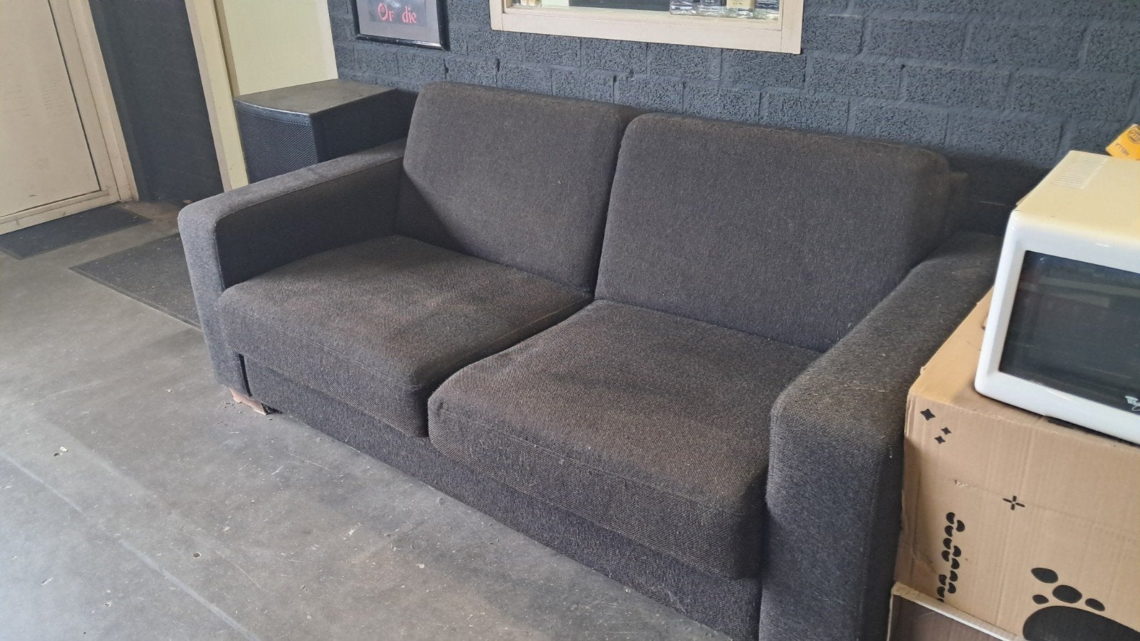 Comfortabele zwarte tweezitsbank, Gebruikt, Modern, functioneel, 150 tot 200 cm, Tweepersoons