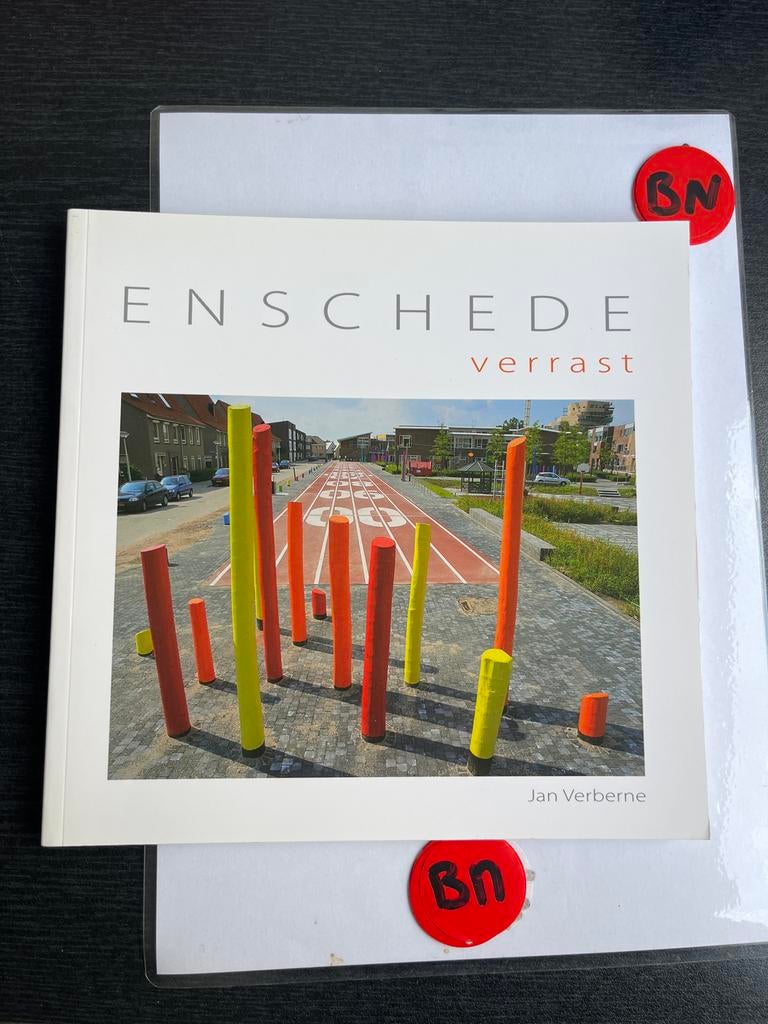 Enschede Verrast - Jan Verberne, Boeken, Geschiedenis | Stad en Regio, Ophalen of Verzenden, 20e eeuw of later, Zo goed als nieuw