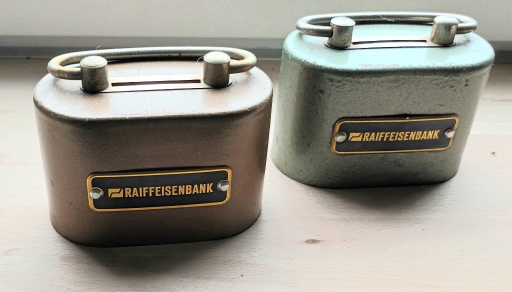 Vintage Raiffeisenbank spaarpotten (set van 2), Ophalen of Verzenden, Gebruikt, Metaal of Blik, Overige thema's