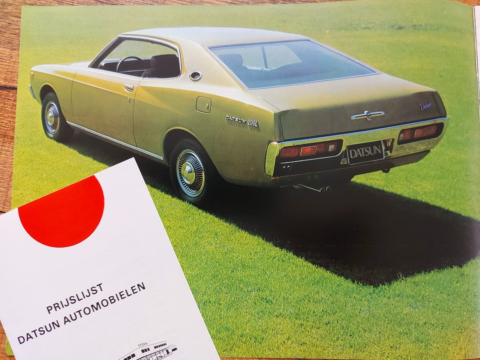 1975 keurige Datsun 200L sedan & hardtop folder + prijslijst, Ophalen of Verzenden, Zo goed als nieuw, Overige merken
