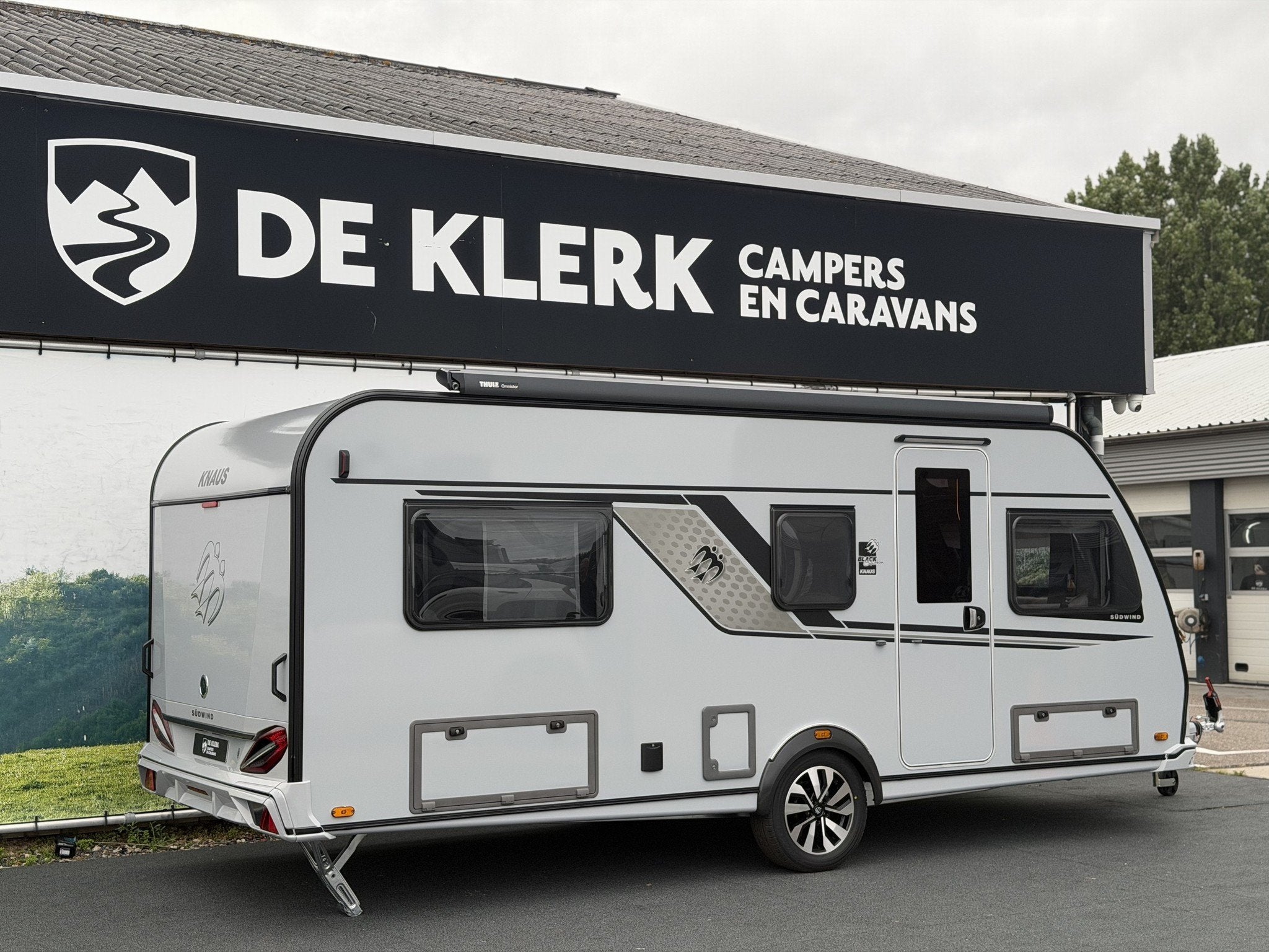 Knaus SUDWIND 540 UE Black Selection / 50% deals (bj 2027), 7 tot 8 meter, Bedrijf, Tot en met 3, Info@deklerkcaravans.nl