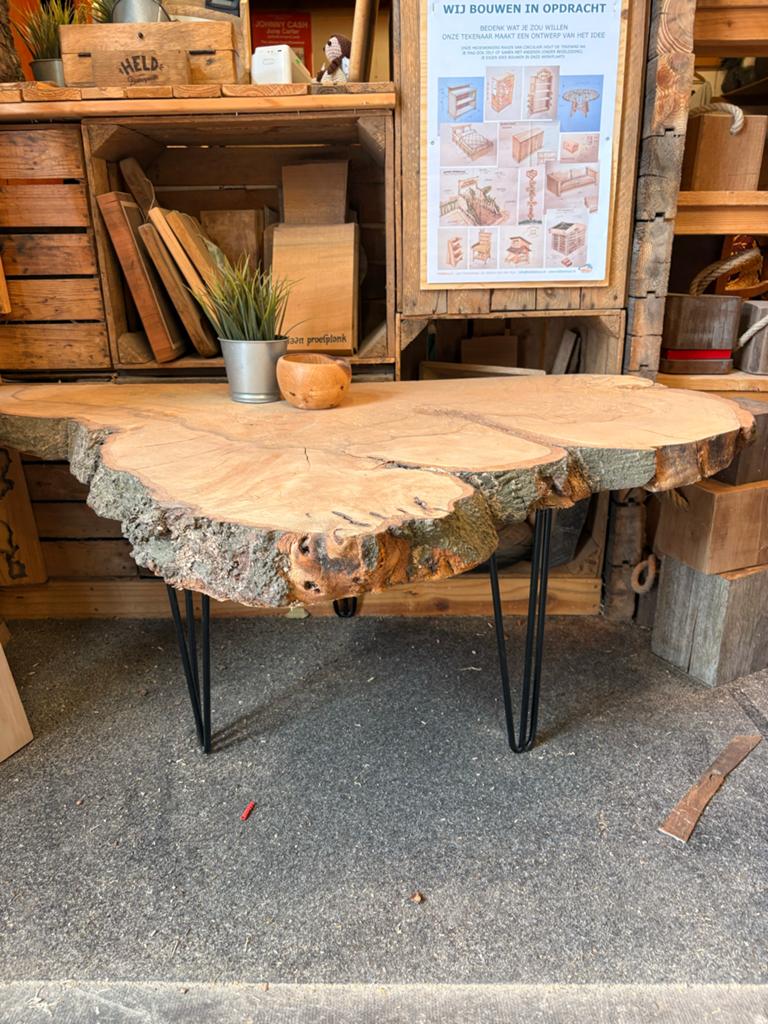 Unieke salontafel van boomstam met metalen poten, Ophalen, 100 tot 150 cm, 50 tot 100 cm, Zo goed als nieuw