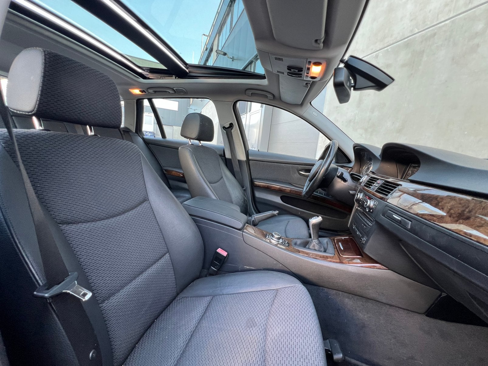 Zwarte BMW 3-Serie 320i E91 FaceLift Touring LUXE/PanoRama!, Achterwielaandrijving, 1995 cc, Zwart, 4 cilinders