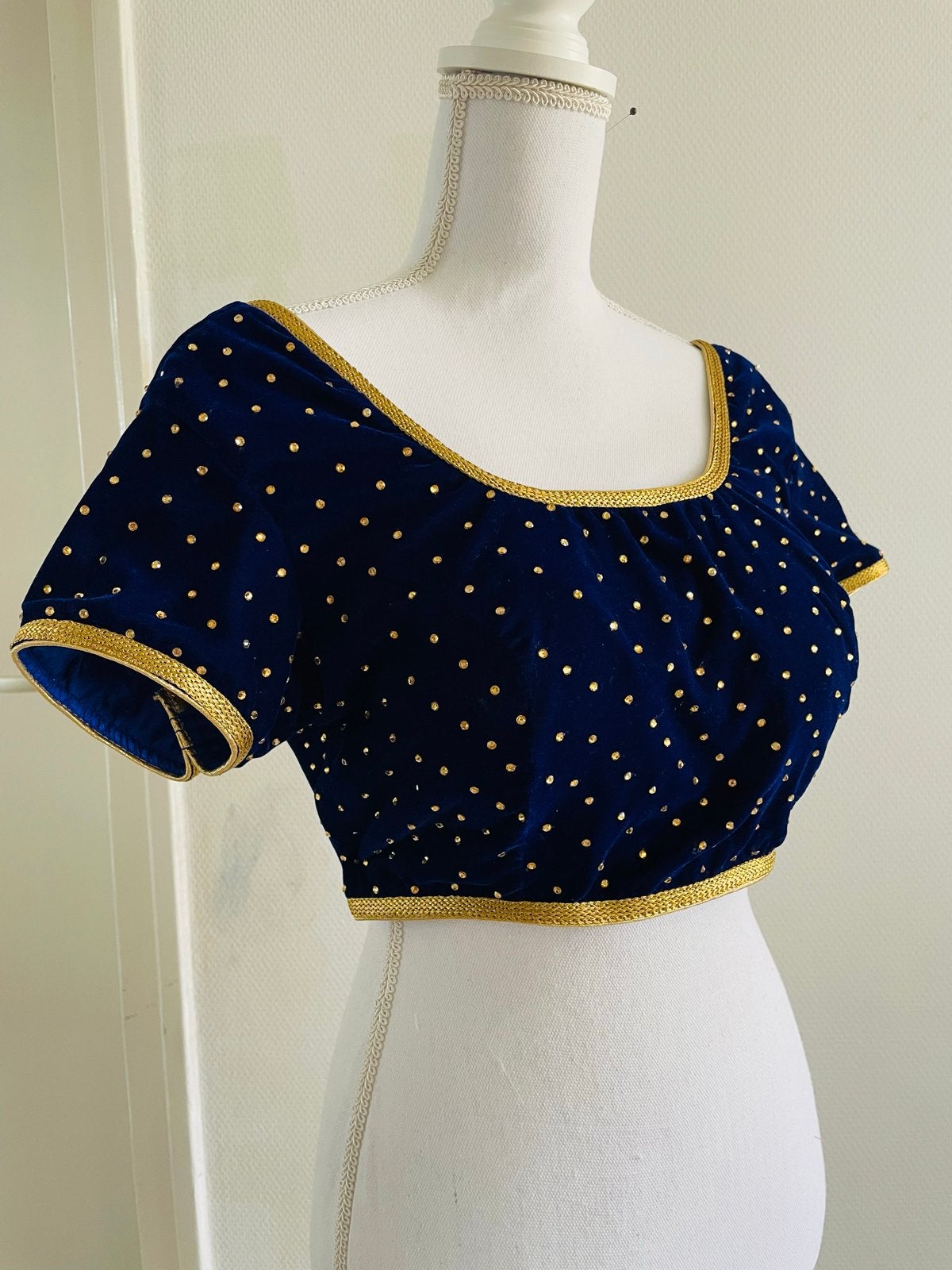 Prachtige Royale blauwe velvet top met gouden details, Kleding | Dames, Maat 38/40 (M), Nieuw, Korte mouw, Verzenden