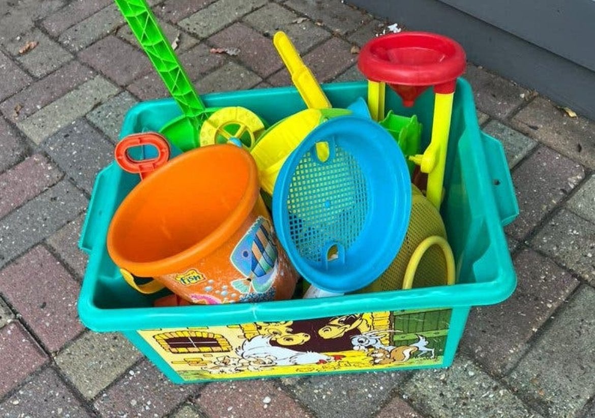 Zandbak speelgoed set met oa emmers en scheppen, Ophalen of Verzenden, Zo goed als nieuw