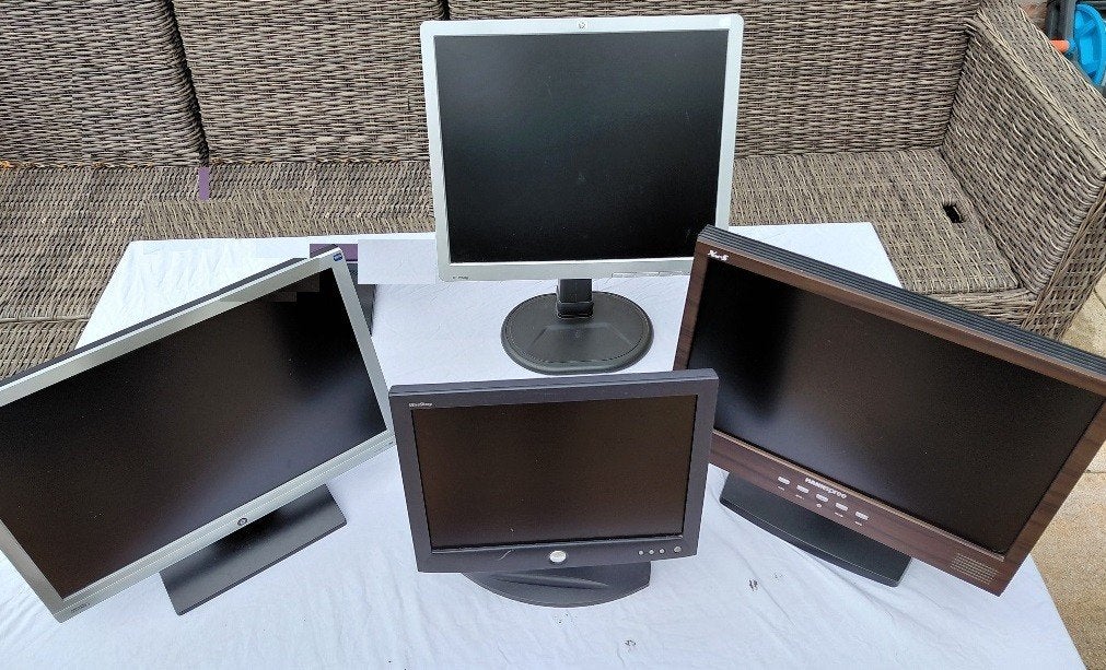 Verschillende monitoren met kabels en een monitorsteun, Computers en Software, Ophalen, Ingebouwde speakers, Gebruikt, Overige resoluties