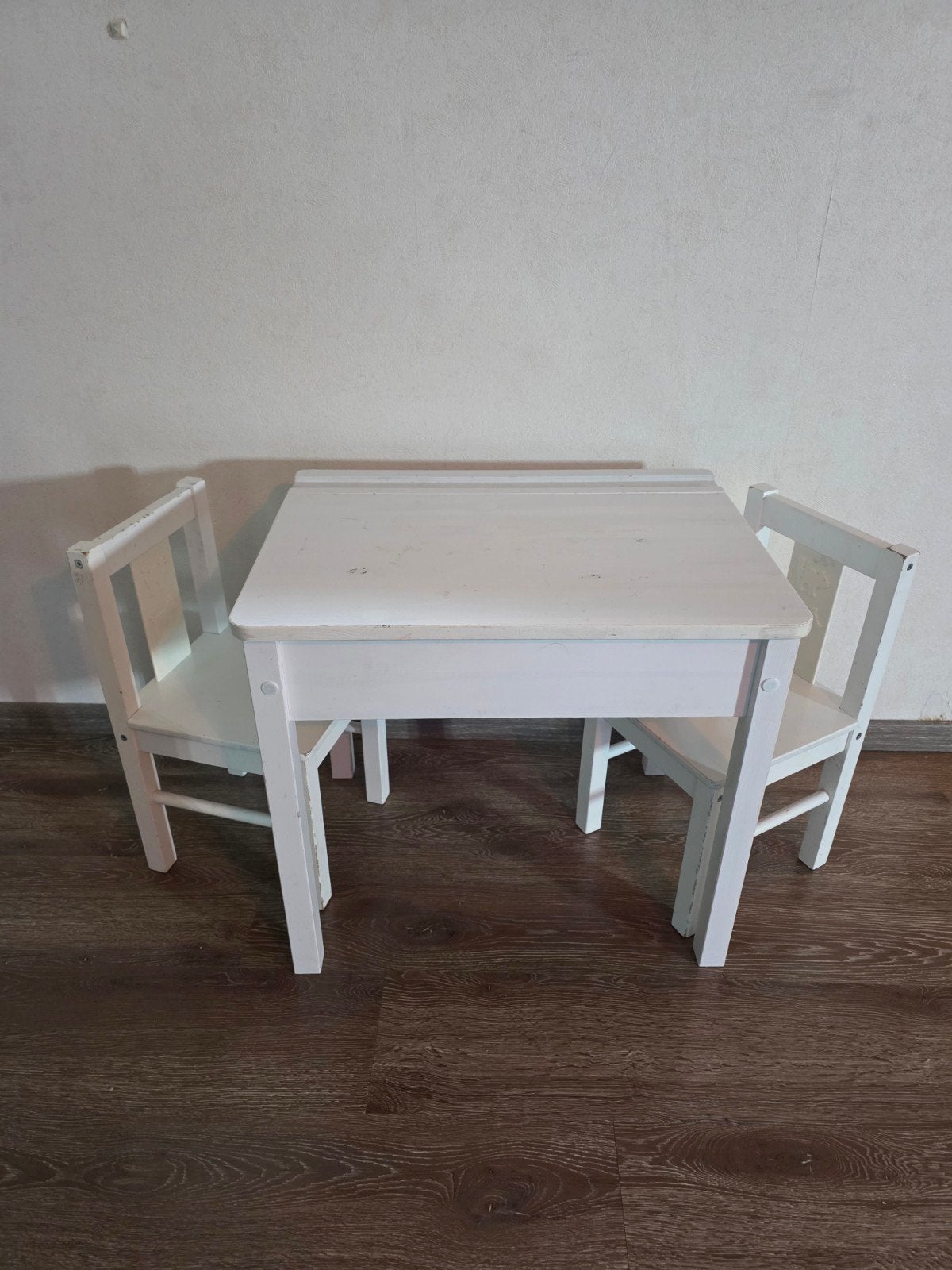 Ikea Sundvik tafeltje met opbergruimte + twee stoeltjes, Kinderen en Baby's, Kinderkamer | Tafels en Stoelen, Ophalen, Gebruikt