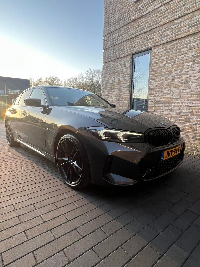 BMW 320e Nieuw Model – M Sport | Dravitgrau Alcantara Bomvol, Automaat, 1998 cc, Achterwielaandrijving, 4 cilinders