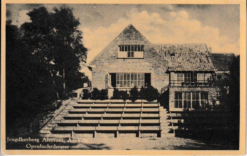 ARNHEM - JEUGDHERBERG ALTEVEER / OPENLUCHTTHEATER, Verzamelen, Ansichtkaarten | Nederland, Ophalen of Verzenden, 1940 tot 1960