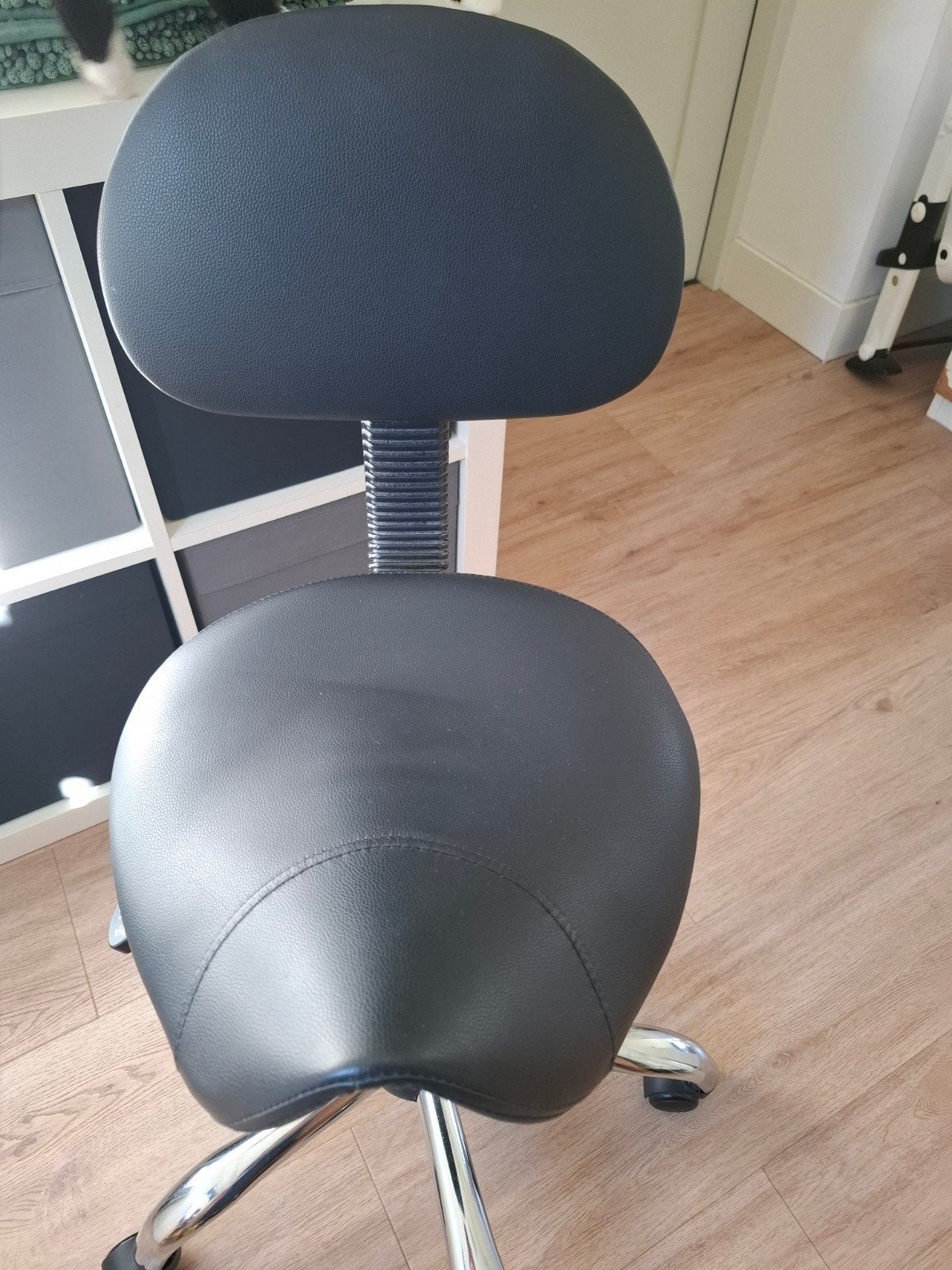 Foto 3 van Ergonomische Zadelkruk met Rugleuning - Zwart