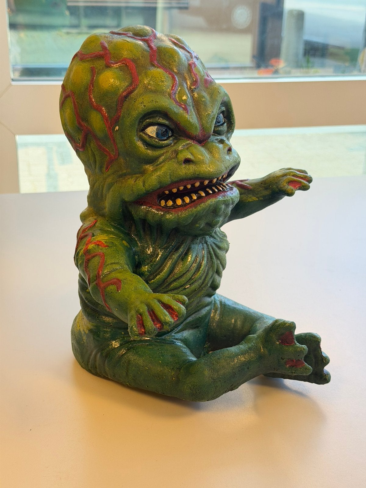 V Visitor Baby 1:1 pop Latex Handpop 30cm The Final Battle, Beeldje, Replica of Model, Ophalen of Verzenden, Zo goed als nieuw