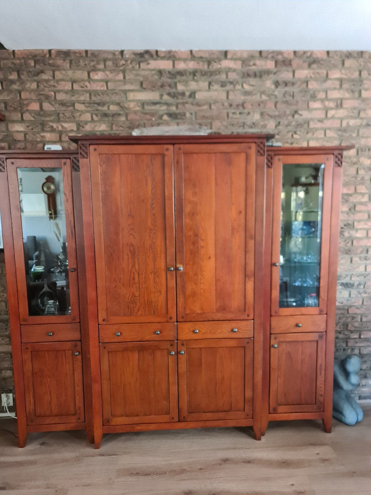 Wand/vitrinekast. Totale lengte 213 cm, max. hg. 200, Ophalen