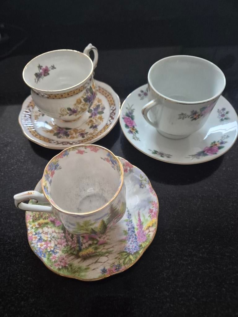 Vintage Royal Albert en Elizabethan kop en schotel, Verzamelen, Porselein, Kristal en Bestek, Ophalen, Zo goed als nieuw, Porselein