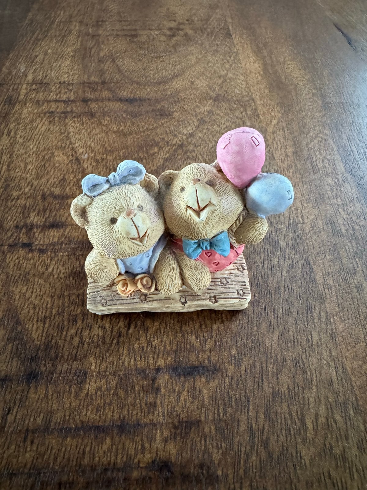 Beeldje van twee beertjes met ballonnen, Ophalen of Verzenden, Gebruikt, Dier