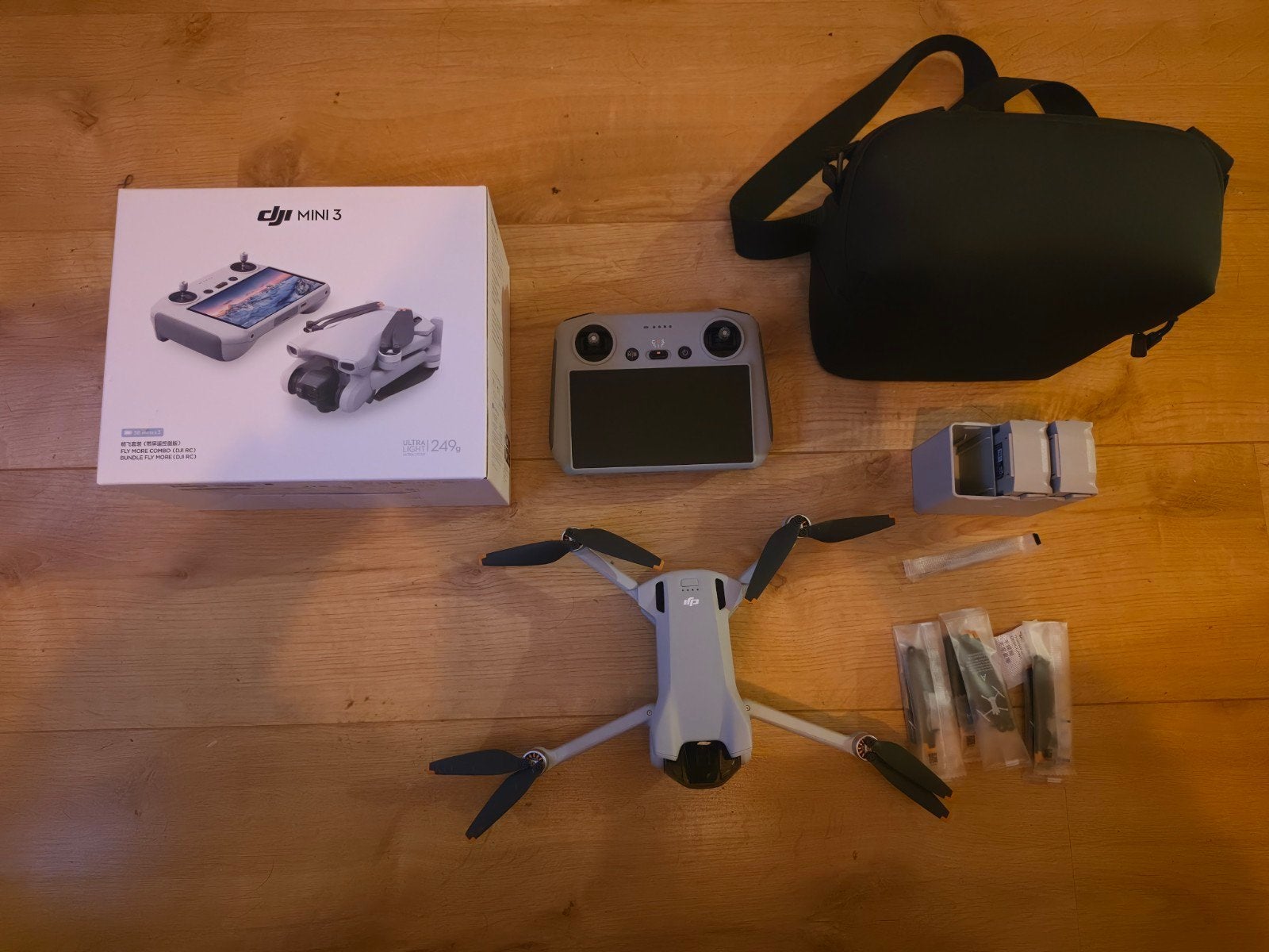 DJI Mini 3 met Smart Controller en Fly More Kit + SD 128GB, 30 tot 45 minuten, Cameradrone, Extra accu('s), Ophalen of Verzenden