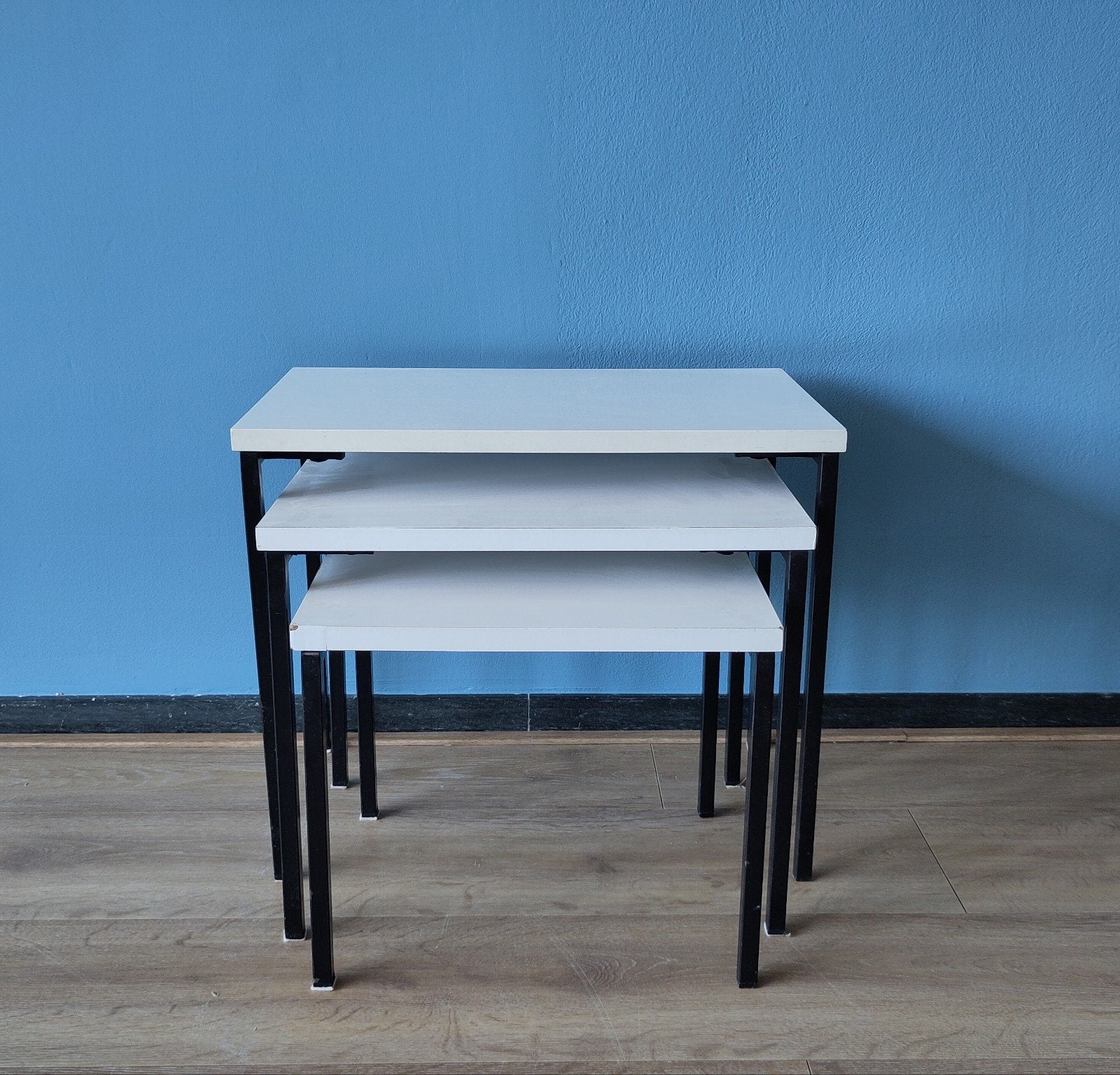 Vintage set tafeltjes miniset nesting tables metaal hout, Minder dan 45 cm, Minder dan 55 cm, Gebruikt, Mid century modern dutch design