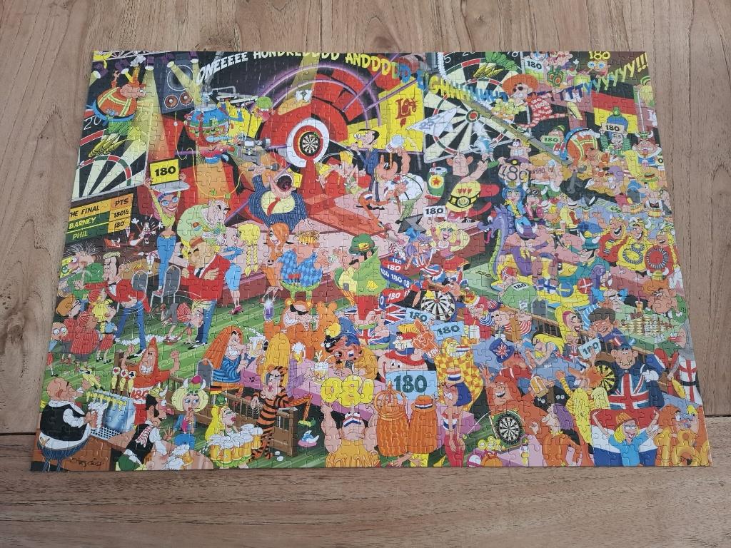 Puzzel World darts 1000 stukjes Funny comic King 68 x 49 cm, Ophalen of Verzenden, 500 t/m 1500 stukjes, Zo goed als nieuw, Legpuzzel