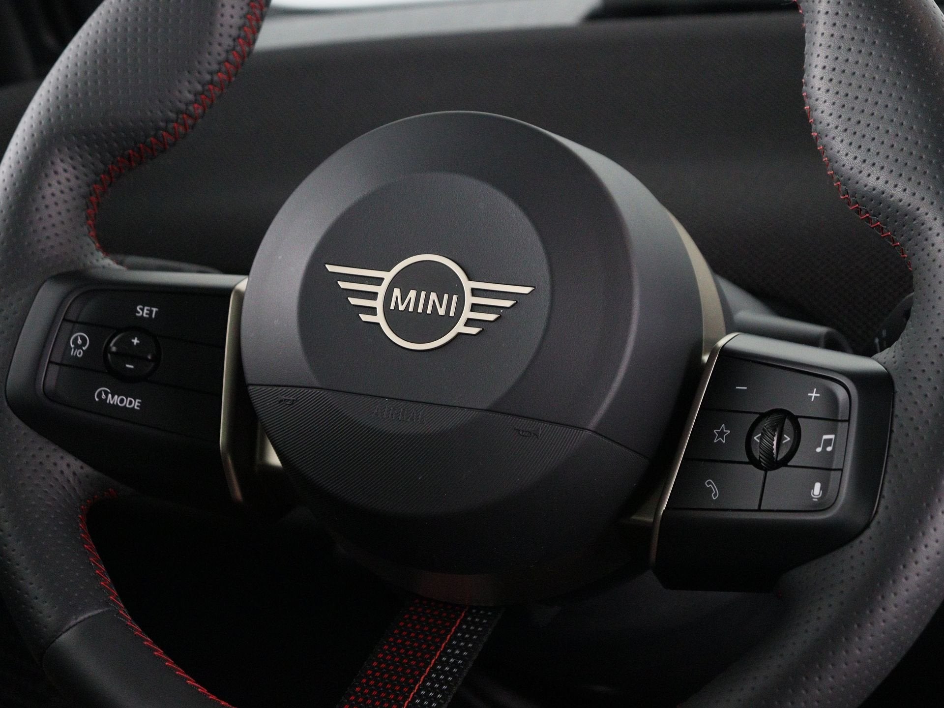 MINI Cooper E John Cooper Works Pakket L (bj 2025), Dealer onderhouden, Gebruikt, Zwart, Met garantie (alle)