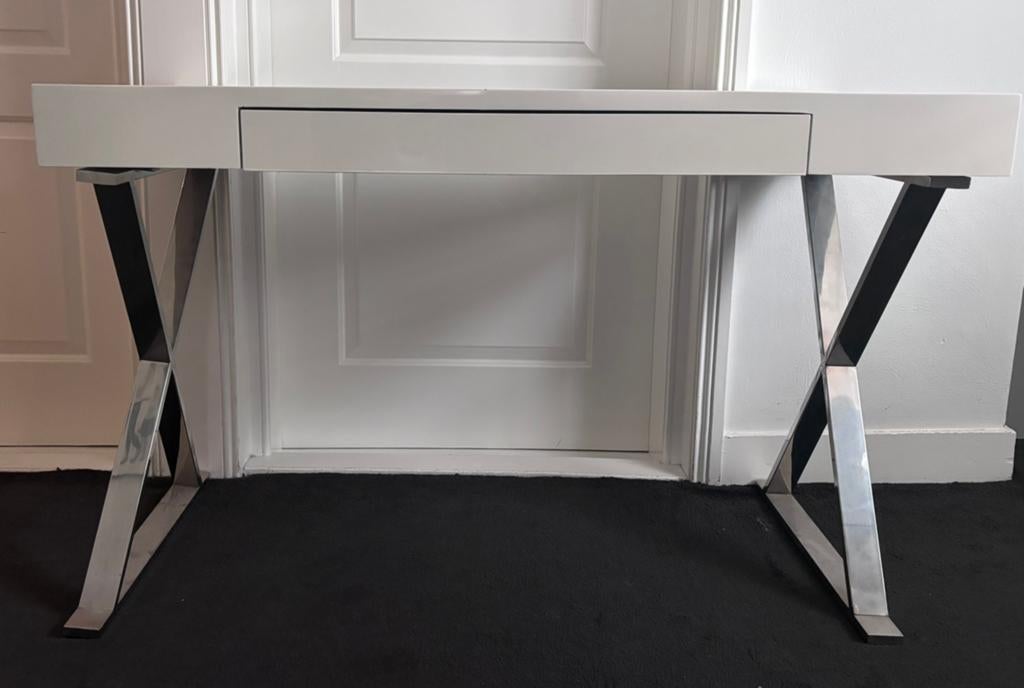Leuk witte hoogglans sidetable bureautje met chromen poten, Huis en Inrichting, Tafels | Sidetables, Ophalen, Gebruikt, 100 tot 150 cm