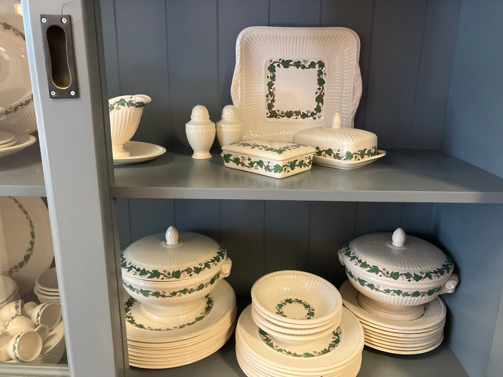 Uitgebreid Wedgwood Stratford servies - 60+ delig, Antiek en Kunst, Ophalen