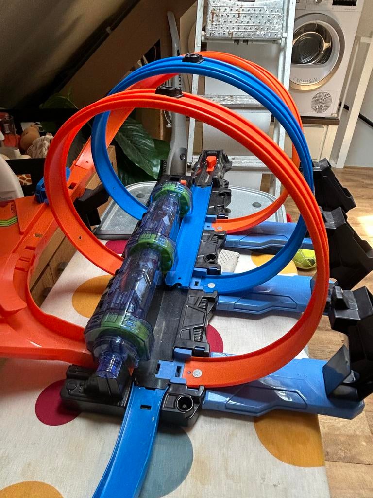 Hot Wheels Racebaan met Loopings en Lanceerder, Kinderen en Baby's, Speelgoed | Racebanen, Racebaan, Ophalen of Verzenden, Zo goed als nieuw