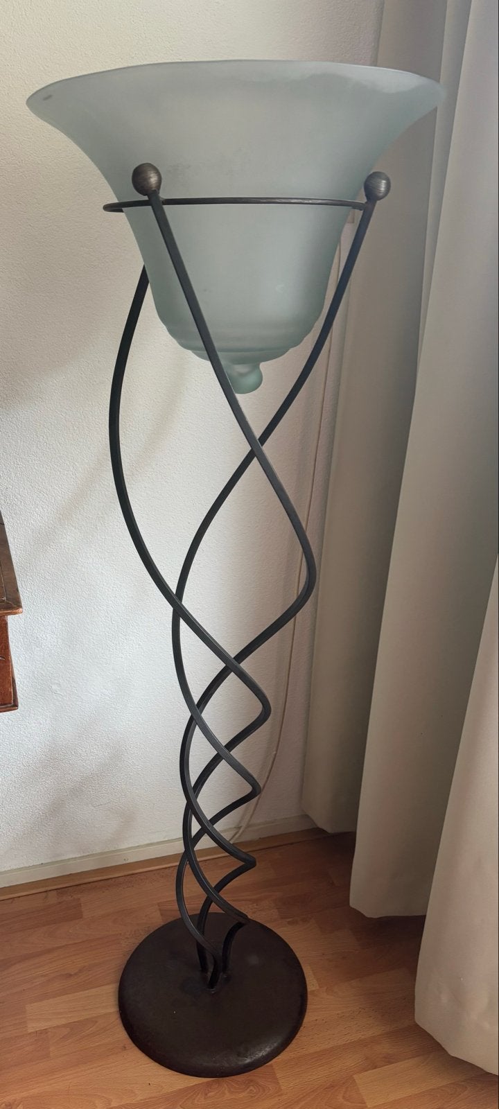 Elegante vloerlamp met gesmeed ijzer en glazen kap, Huis en Inrichting, Lampen | Vloerlampen, Ophalen, Gebruikt, 100 tot 150 cm